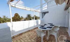 Se vende apartamento de la Urbanización Atlanterra Pueblo.